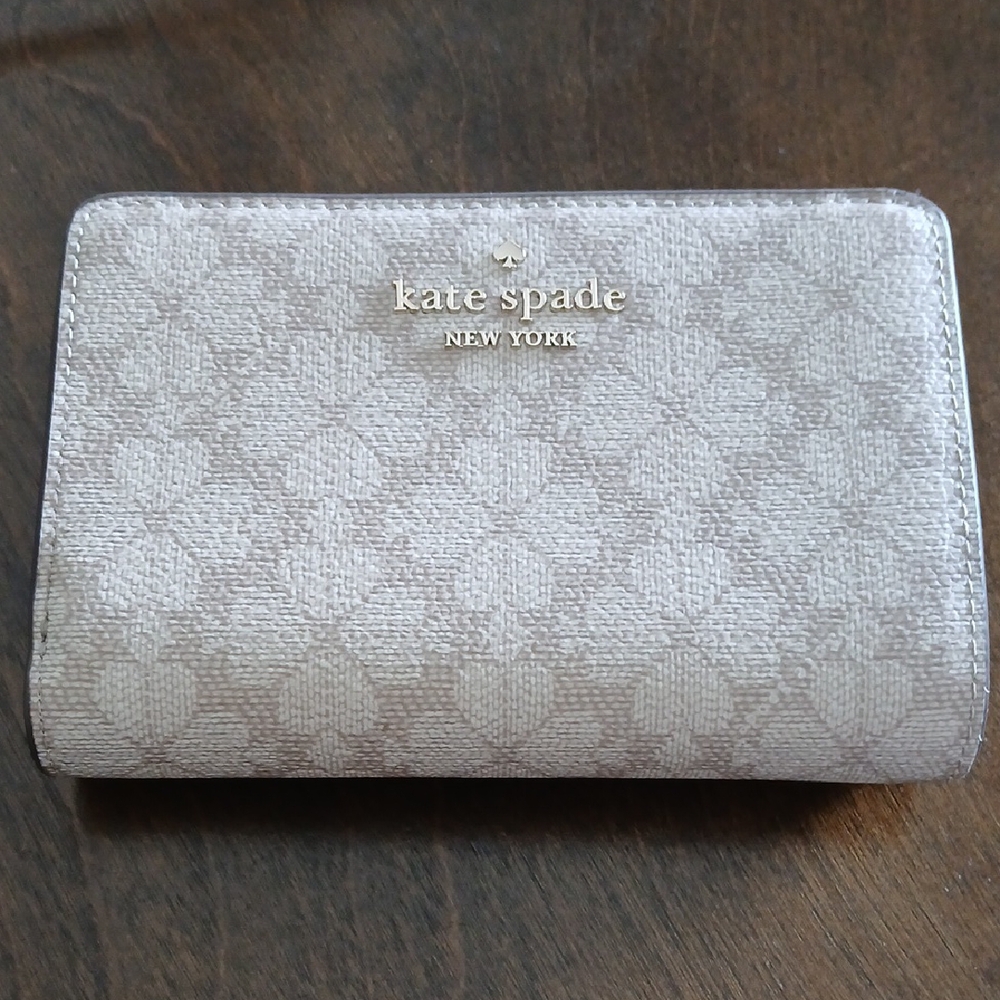 BNWT Kate Spade - Medium Wallet